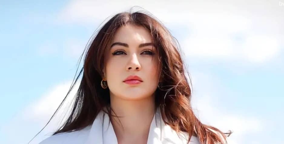 Burcu Ozberk Height, Age, Wiki, Biography, Husband, Family